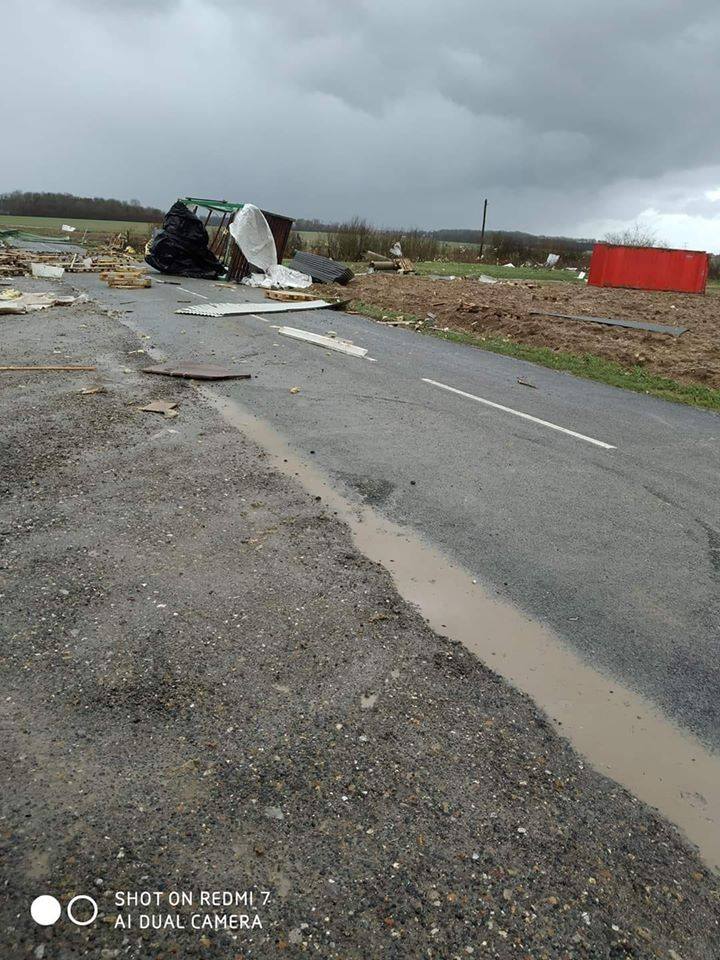 MeteoContact's tweet photo. 🌪 #Dégâts | Une #tornade a vraisemblablement touché le secteur de #Bertangles (nord #Amiens) avant 16h ce lundi. Elle a causé des dégâts matériels importants et a pu être à l'origine d'incidents de circulation.
📷 Jon Athan / Nicolas Favrel / Cindy ÉlènaTyméo / Madjo Cocco https://t.co/egwIS0WxGD