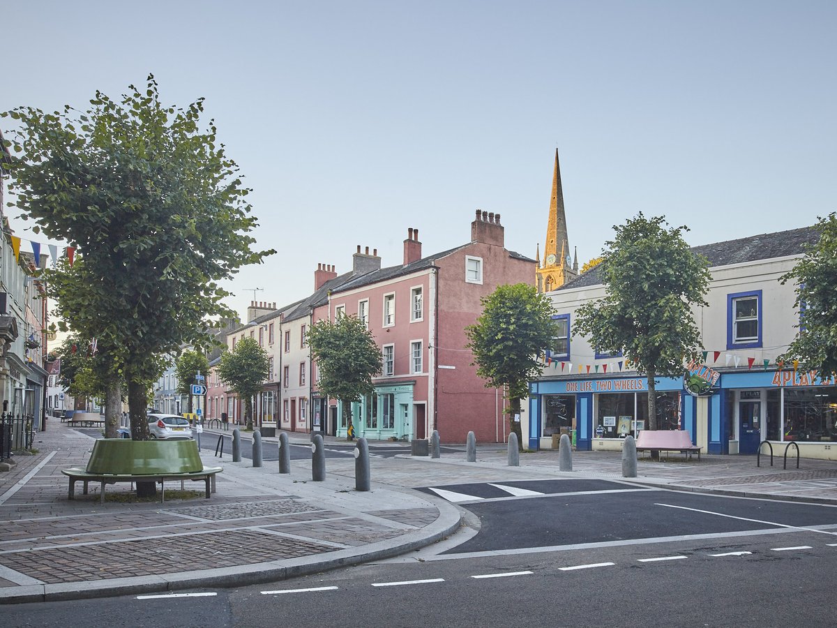 Cockermouth is a small, pretty town with narrow alleys, cobbled streets and colourful buildings. Less busy than nearby Keswick, it offers a great alternative just a short distance from the fells and lakes.
Read our things to do guide: ow.ly/bLbb50yhWz1
#cockermouth #cumbria