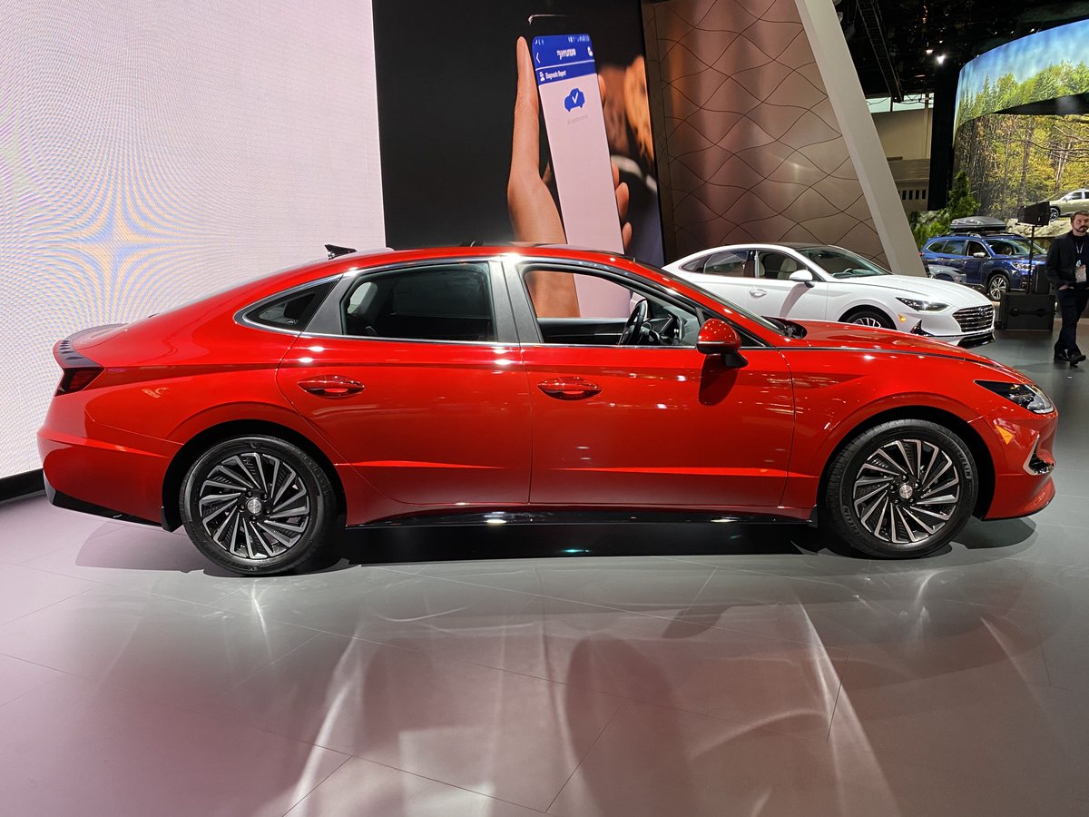 LotProCars's tweet image. Check out the new Hyundai Sonata Hybrid, which offers up to 54 mpg highway. #CAS2020 #Sonata #SonataHybrid #Hyundai