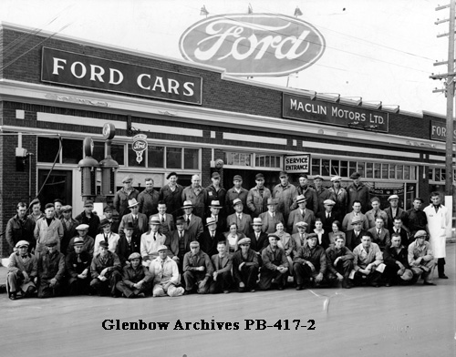 #100YearsAgoToday in #YYC: <a href="/FordCanada/">Ford Canada</a> officers &amp; dealers gather at <a href="/Fairmont_PAL/">Fairmont Palliser</a> for a 2-day convention. W.J. Oliver photo shows mechanics &amp; salesmen at <a href="/Maclin_Ford/">Maclin Ford</a>, 1935. Image via <a href="/UCalgaryLibrary/">UCalgary Libraries and Cultural Resources</a>
