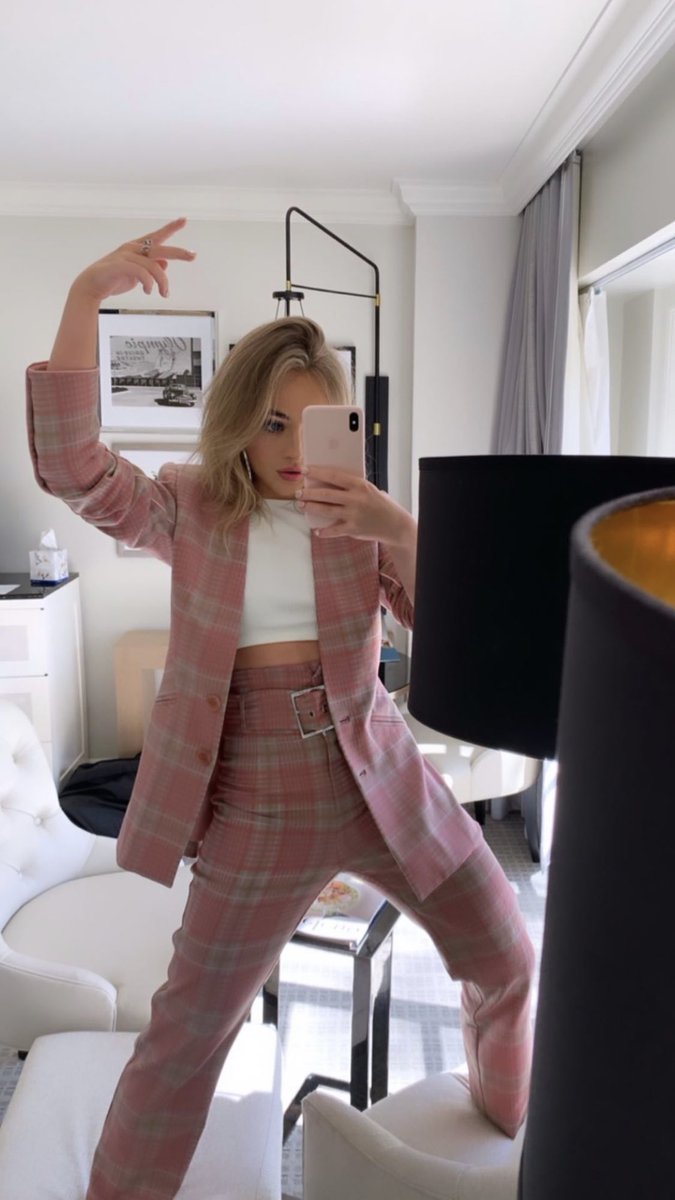 this outfit gives me legally blonde vibes and idk why