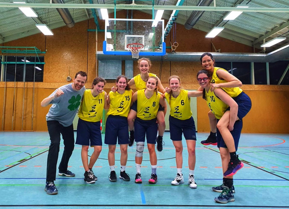 TB_Basketball's tweet photo. WAS FÜR EINE ZWEITE HALBZEIT!! Mit einer hauchdünnen 26:25 Führung gegen die Fibalon Baskets Neumarkt gingen unsere Ladies gestern in die Halbzeitpause. UND DANACH GAB'S NUR NOCH VOLLGAS!! Am Ende konnten unsere #Bayernliga-Damen einen souveränen 72:48 Sieg verbuchen!! 👏👏👏 https://t.co/TLLf4VBjdD