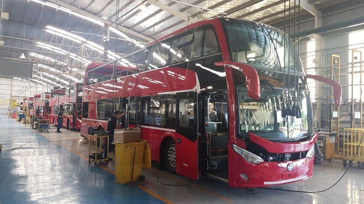 CABA Al bus turístico amarillo se le suma el rojo. El 1° de marzo, se va a sumar otro bus turístico a CABA. Ese día debutará  la empresa internacional Gray Line, con sus tradicionales micros rojos, que también prestan el servicio en ciudades como Londres o Nueva York.