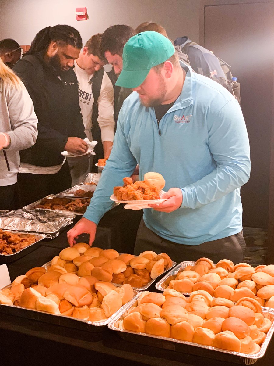 Ezells_Chicken's tweet photo. We had a Good time feeding the Seattle Dragons. Our XFL Football home opener is this weekend! Wishing the team #GoodLuck with a great season. 🏈🤞🏼
#SeattleDragons #BreathingFire #XFL #EzellsIsGood #DoGood #FamouslyGood #ForTheLoveOfChicken https://t.co/IIHAsLncsm