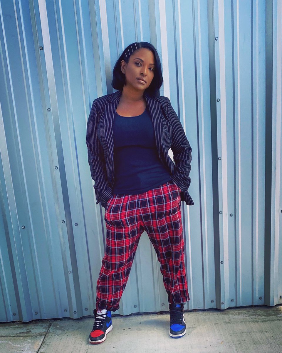 EbonyBrownStyle's tweet image. This is a slight nod to mixing patterns and an easy intro for anyone who wants to do it but hasn’t taken the plunge 🤓 #mixingpatterns #plaidandstripes #justdoitalready #checksoverstripes #mondaymoodbelike #lotd #ootd