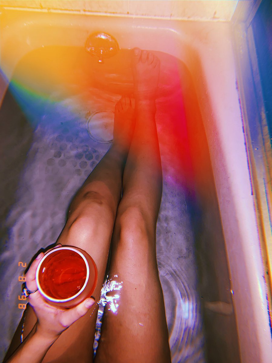 stellar_shellar's tweet photo. I’m just here to 🍷 about my knee https://t.co/21KPG8fELv