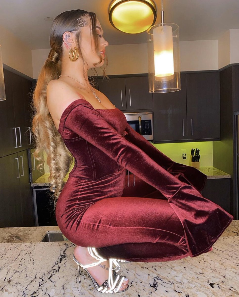 WoahVickyFindom's tweet photo. OMG! My DMs are full of pathetic losers all on their knees stroking their dicks for me! 😂😂 They’ve all converted for #Vickyism. Every time you get on your knees and stroke for me it’s a prayer to me. Now it’s time to tithe. $END 🤑😈 $WoahVickySend #FinD #findom #catfishfindom https://t.co/4lrRJdBwKR
