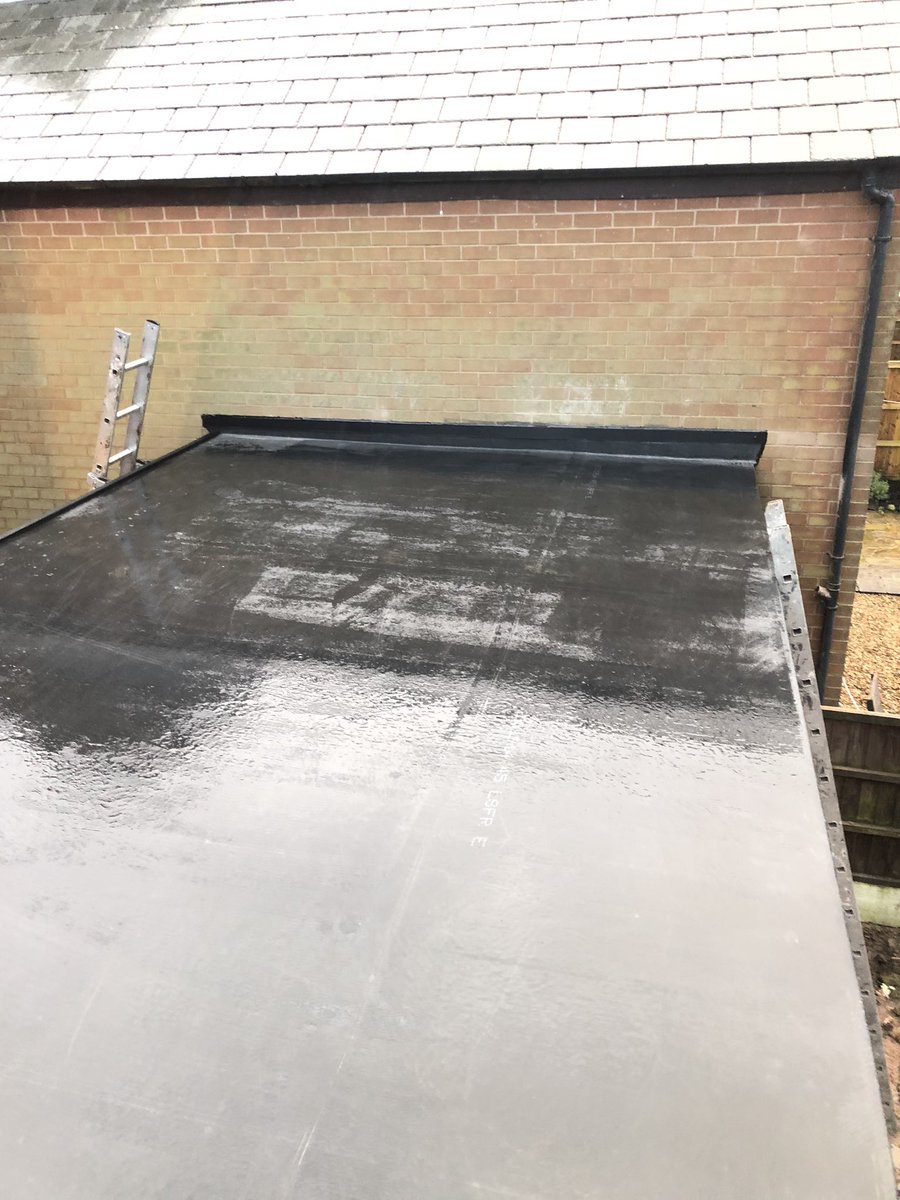 No place to hide here , a wet deck shows any rough boarding . This is the reason we belt sand every joint , before the rubber is laid, regardless if it’s 8ft up or 50ft up . @permaroofuk .#firestoneroofing #roofing #flatroofing #rubberroofing