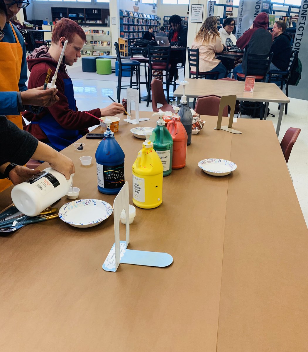 AndressLibrary's tweet photo. Spruce up your book shelf and paint a book end all week during lunch! Prizes will be awarded for the most creative! 💕📚 @Andress_Library #eaglescreate https://t.co/sHA6SiL2Ki