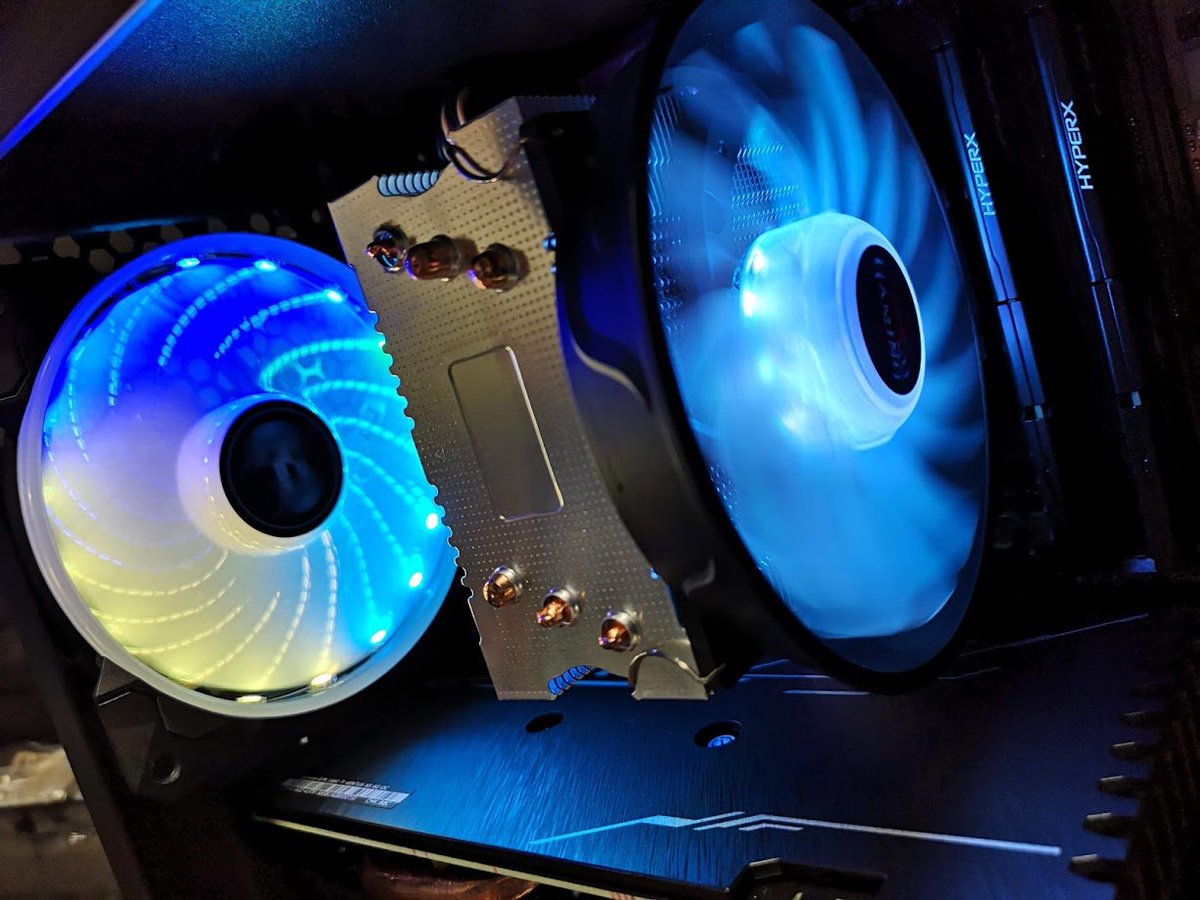 NewHomePC's tweet photo. Orientado a una potencia térmica de hasta 130W, cuenta con iluminación RGB incorporada
🔹Cooler MCPURGB
🛒 https://t.co/q4aBDw7n3J
#NHPCgaming https://t.co/LG6lpPegxQ