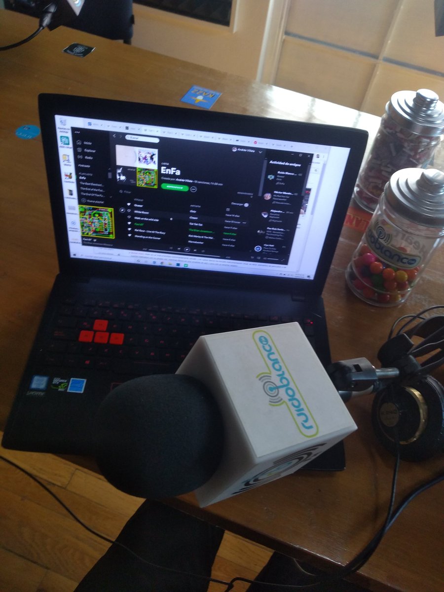 andres_villela's tweet photo. En cabina, en vivo #enFa conectados para un programa al límite del #ruido2020 por @ruidoblancofm https://t.co/O0T9lvJTs8