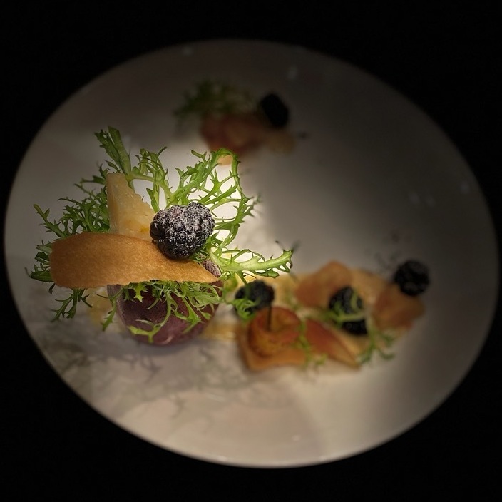 Under romantic lighting, savor our Green Tango, Smoked Apple dish tomorrow evening.

Honey Lemon Vinaigrette, Blackberry Clothbound Cheddar chunks, Brown Sugar Tuile round out this wonderful combination of flavors.

Snag a table today: opentable.com/r/gallery-rest…