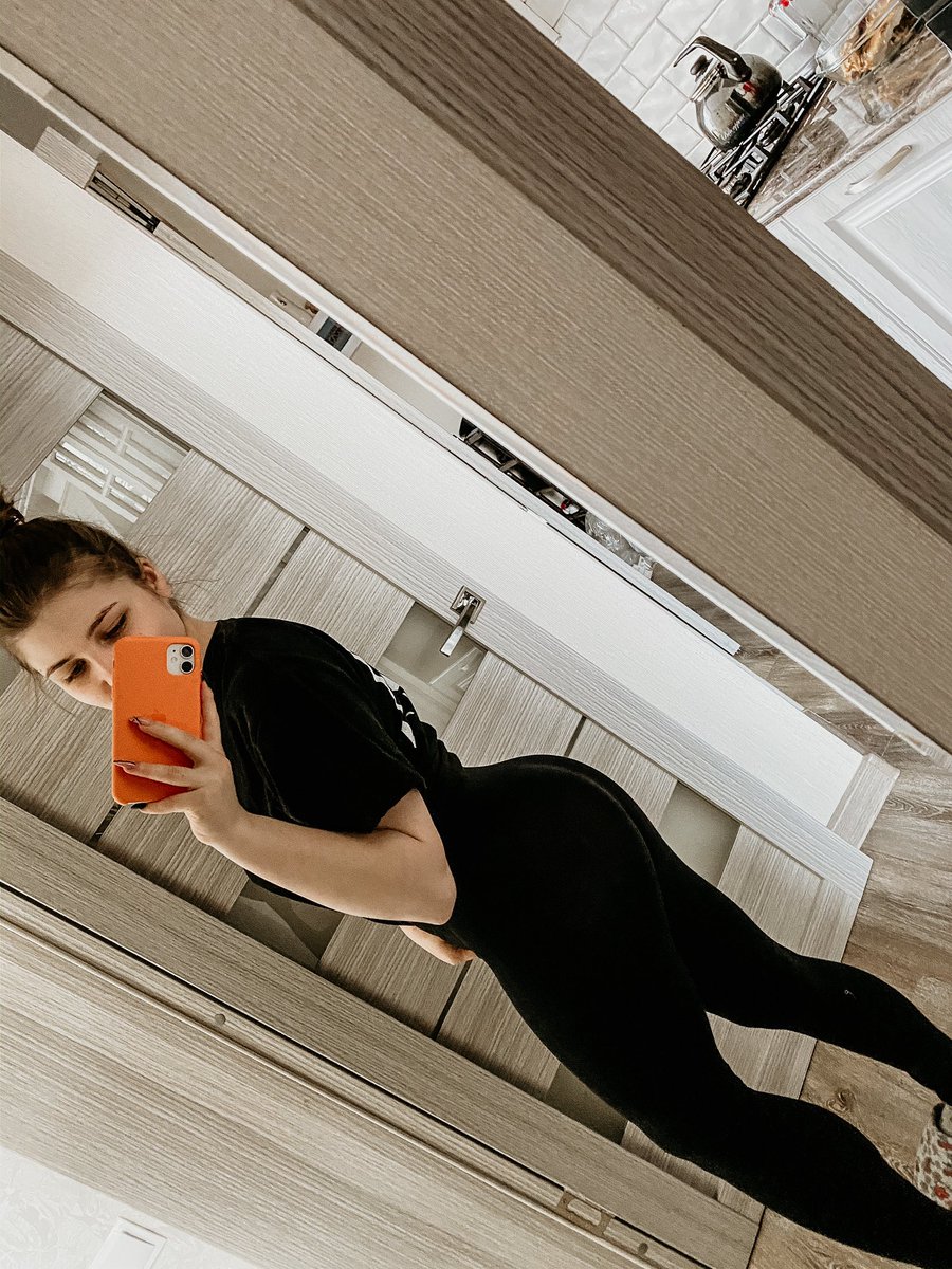 CrazyTapok_'s tweet photo. Когда мне говорят, что ракурс не решает, я показываю это фото😂
57 кг жирочка на рост 157 см превращаются в огонь бабу😂😂🤷🏼‍♀️ https://t.co/YEVl5zZV58