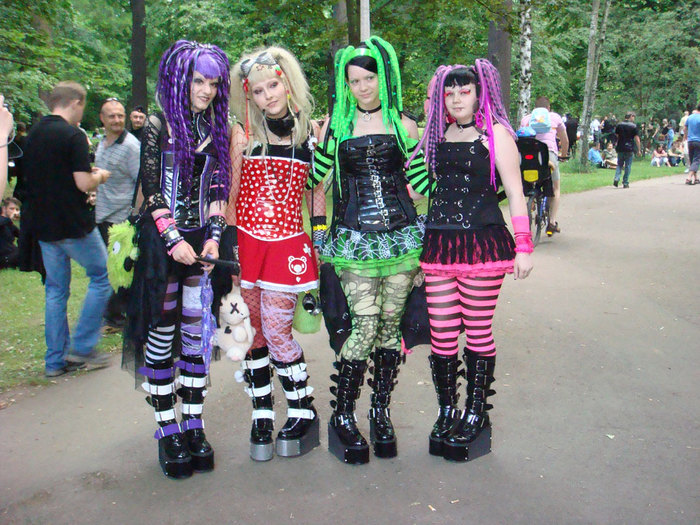 субкультуры эмо готы панки. эмо готы субкультуры. хиппи панки готы субкультура. эмо готы субкультуры. субкультура скай.