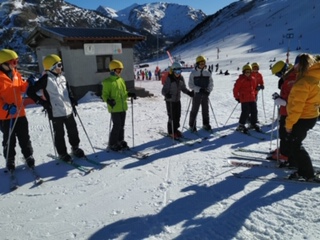 iesperidis's tweet photo. Como todos los cursos los alumnos de 2º ESO del @iesperidis disfrutaron de su semana de esquí y nieve. Este año en las pista de Candanchú con visita a Jaca incluída. https://t.co/HikWvPvRFY