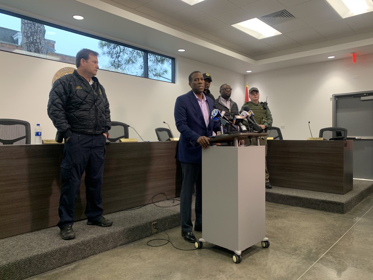 ShelbyRoseTV's tweet image. PRESS CONFERENCE THREAD:

Forrest City Officers revived the initial call to Walmart at 10:24 am. stated they had someone inside making threats, “talking out of his head” #ARNews