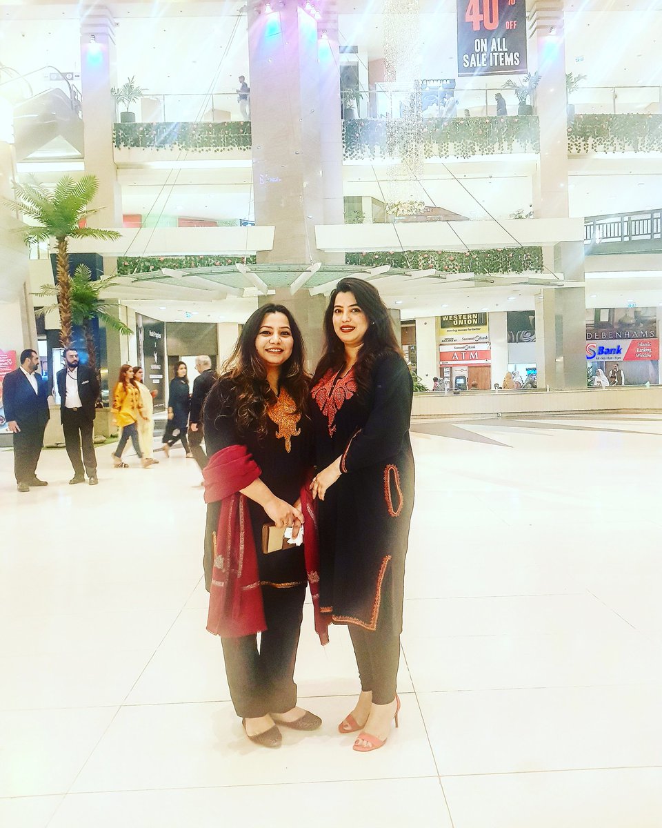 mariaItarana's tweet photo. Karachiwalla's openly praises you , especially when they sense someone is a visitor. 

Tarana Girls reunion in the city of love &amp; lights 

#MountainGirlDiaries #Karachi #KarachiDiaries #Pehran #KashmirtoKarachi https://t.co/m7mFf0RD4C
