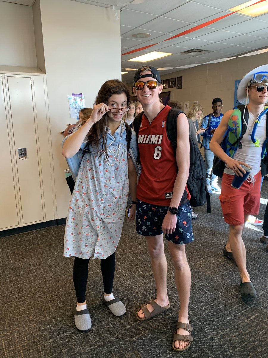 distef12's tweet photo. Finally got my senior discount at the breakfast cart👵🏻🤩 #phscw20 @SOUTH_STUCO https://t.co/0ECgSVypGO