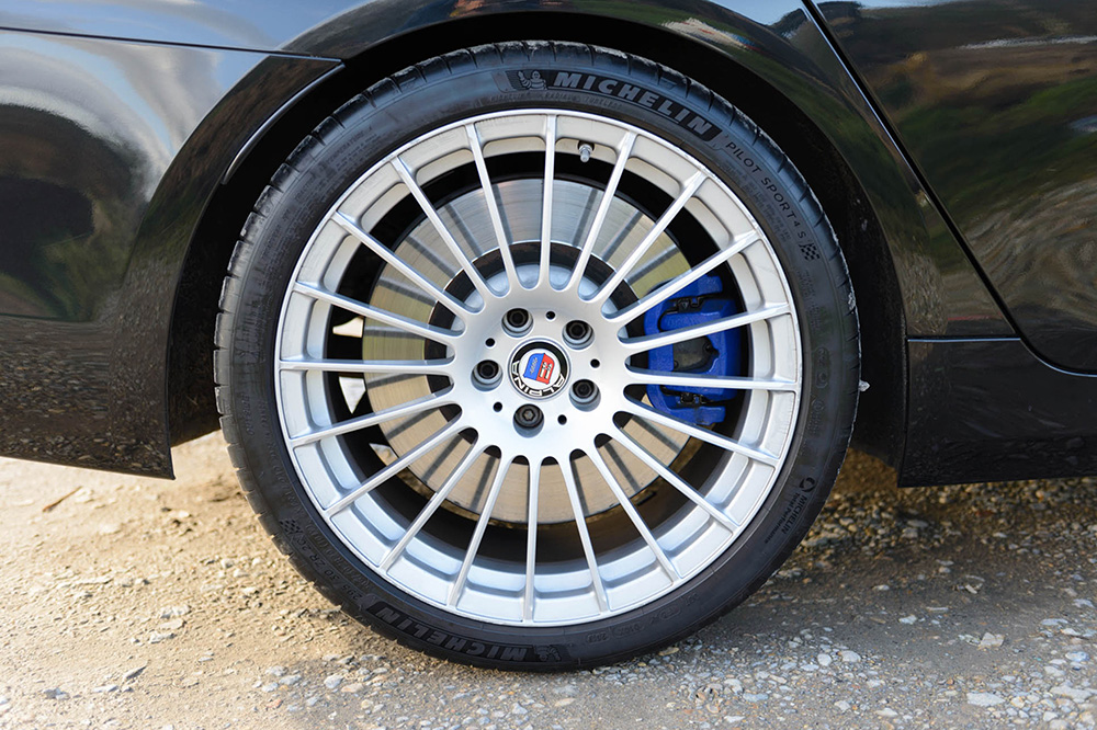 collectingcars_'s tweet photo. *LIVE AUCTION*

This 2018 #Alpina B5 BiTurbo is a remarkably refined and comfortable saloon car that also boasts staggering performance. It has covered 20,748 miles from new, but still presents in near-showroom condition.

Details: https://t.co/45K0w6YH9K https://t.co/sfCWhbiVIM