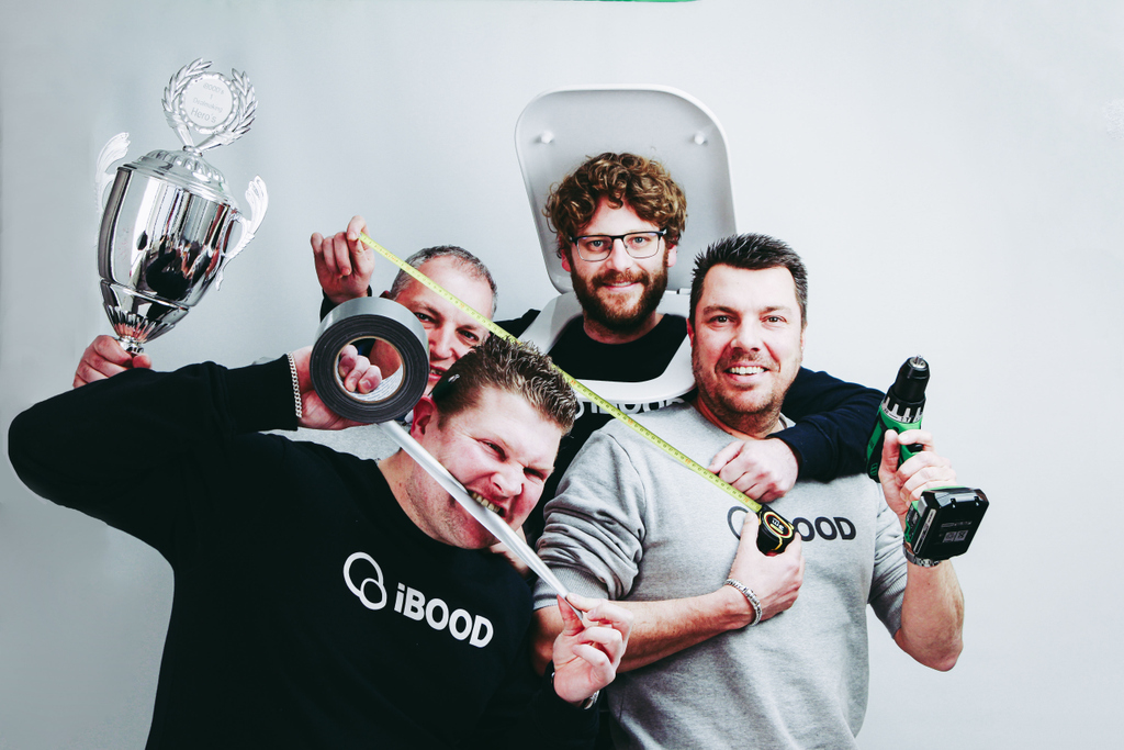 Deze mannen leggen geblinddoekt een laminaatje. Dat verwachten van jou niet, maar sla jij op inkoopgebied zelden de plank mis? Dan zoeken we jou! Solliciteer nu op onze vacature Senior Purchaser DIY 👉 soo.nr/aevk #vacature #jobs #purchaser #diy #ibood