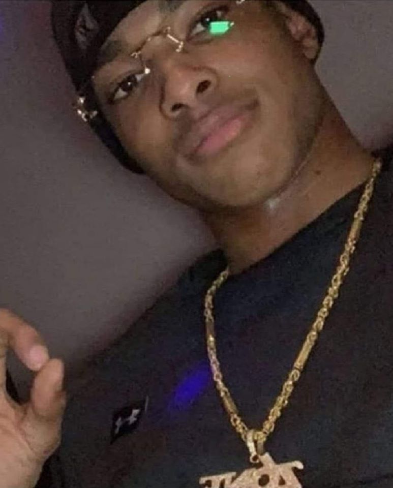 ❗Dit is Rody Breinburg!!!
Hij durfde 'n oude man van z'n fiets af te trappen!❗

Rody wil graag BN'er worden dus........retweet dít bericht a.u.b.!