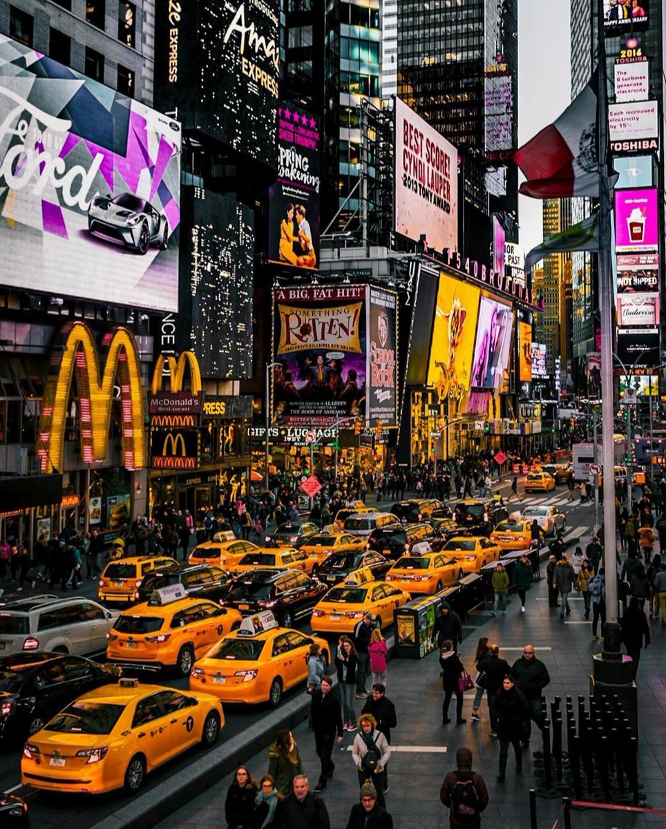 Happy Monday! We hope your week is smoother than Times Square traffic.
IG 📸 <a href="/yushi/">ゆし</a>.95

#newyorkerhotel #nyctraffic #timessquare #nytaxi #citylife #busynyc #experiencenyc