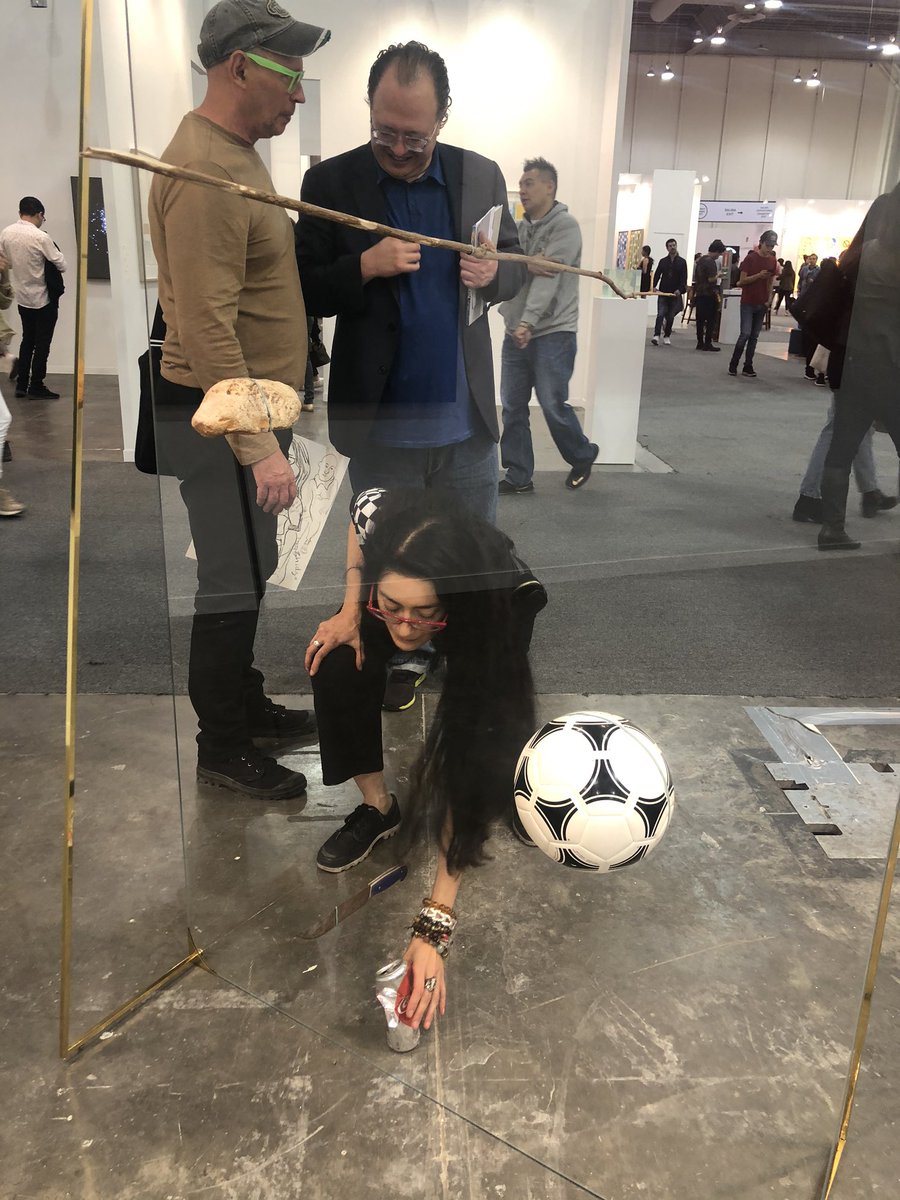 paveleguez's tweet photo. Fotos de @paveleguez antes del incidente de Avelina Lésper en la Feria de Arte Zona Maco en CDMX. https://t.co/WTaxCNQBOF