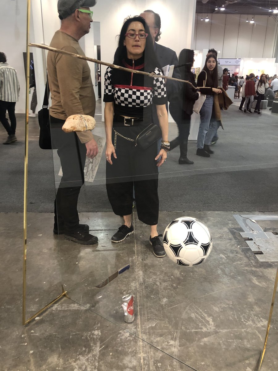paveleguez's tweet photo. Fotos de @paveleguez antes del incidente de Avelina Lésper en la Feria de Arte Zona Maco en CDMX. https://t.co/WTaxCNQBOF