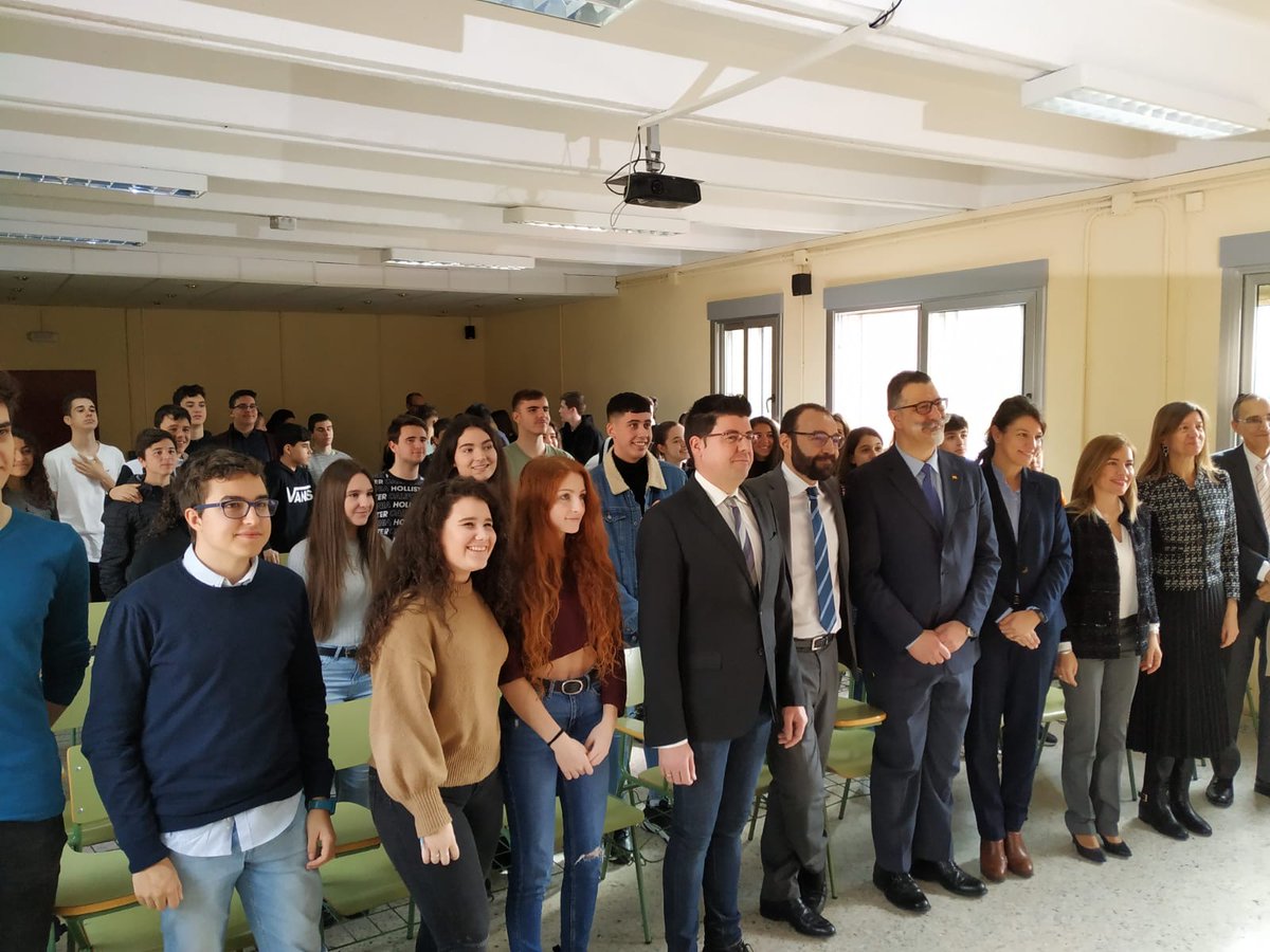 Presentada en el IES Arquitecto Peridis la XV edición de la fase autonómica del Concurso Escolar Consumópolis <a href="/consumopolis/">Consumópolis</a>. El consejero de Economía, Empleo y Competitividad reconoce así al <a href="/iesperidis/">IES Arquitecto Perid</a> ser ganador de las cuatro últimas ediciones de la fase regional del concurso.