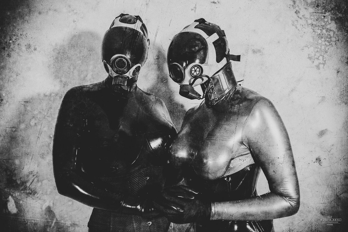 Mysti_Luna's tweet photo. ☆🖤Mysti🖤☆ 

Together with Katja Bond 💖
Picture by @MorphArts
#latex #latexmask #rubbergirl #rubbersuit #gasmask
#sw #latexcorset #halskorsett #korsett https://t.co/G8qs0WEszP