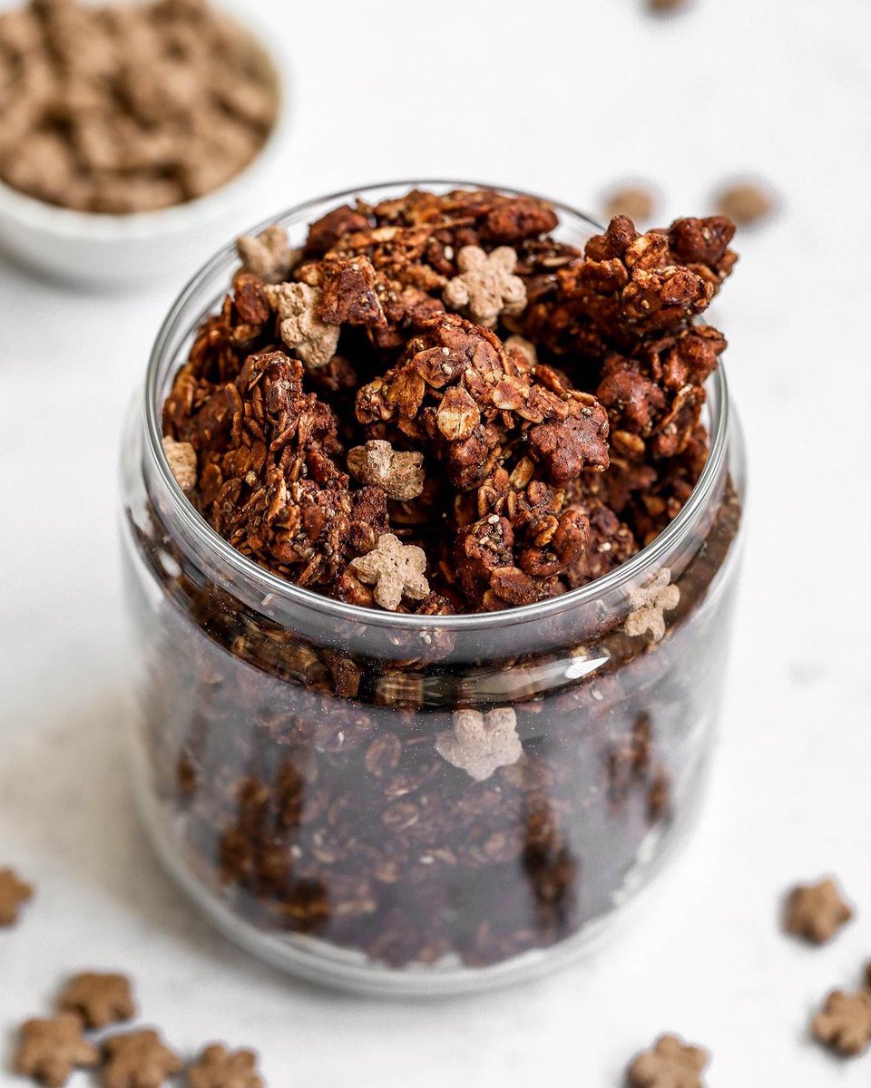 Crunchy ⭐️Chocolate Star Granola⭐️ that’s vegan and gluten-free using @FreeeFoods free from chocolate stars! Such a yummy breakfast 😍♥️

Get the recipe here nadiashealthykitchen.com/chocolate-star…

#ad #vegan #breakfast #glutenfree #granola #chocolate #dairyfree #plantbased #recipe