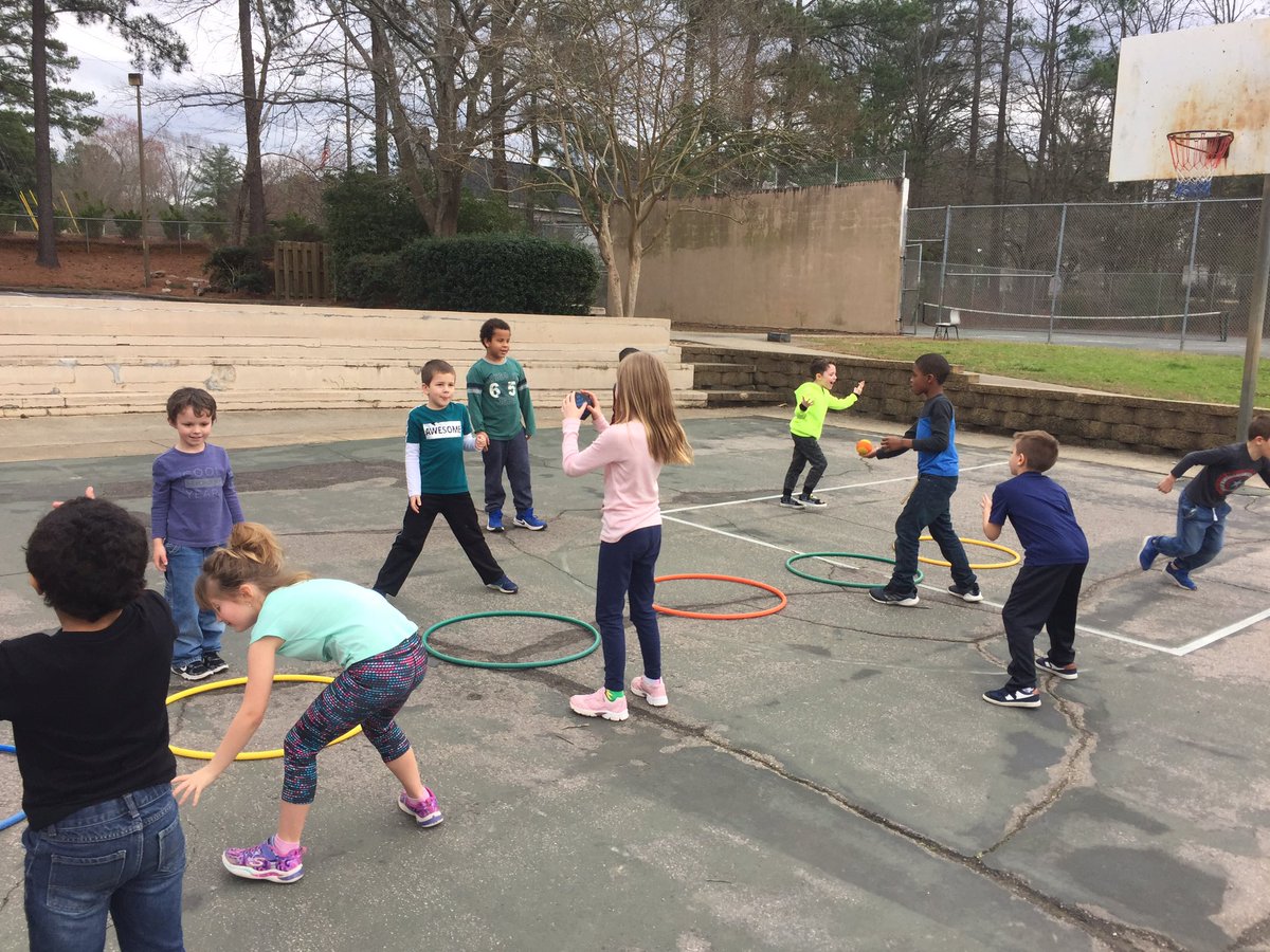 BlairFit4Life's tweet photo. 12 Hoops of Fitness and Fruit and Vegetable Luv Relay today! Great job Cougars!! @SCESROARS @OPENPhysEd https://t.co/v5qoXuMn6i