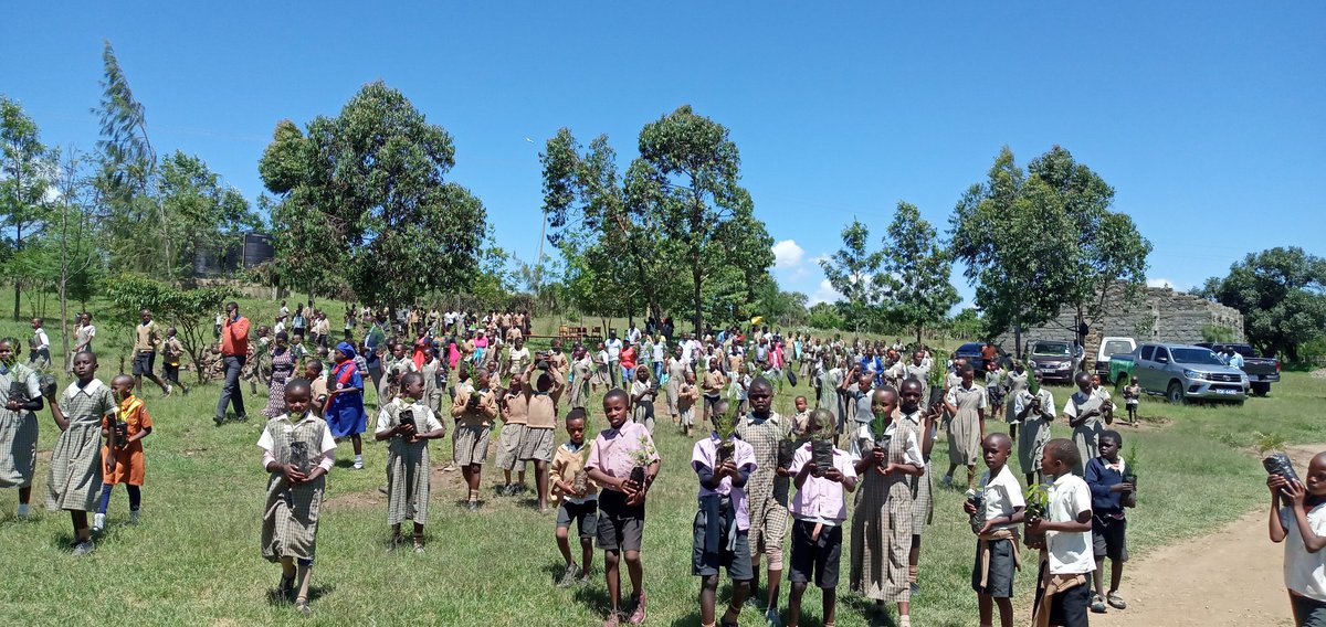 keveco_kenya's tweet photo. The joy to go green. Tree planting at siabei Primary school narok county in commemoration of the former head of state Mzee moi. Under #NarokOneMillionTressInitiative in partnership with @YNarok .special Regards to @rkenana for hosting and @ENSDA7 for the seedlings https://t.co/tZV0otUjVF