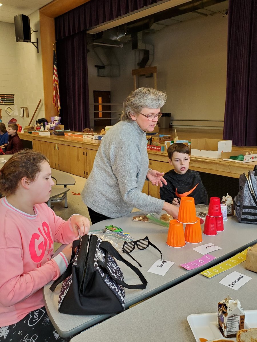 WESpolarbears's tweet image. GR4 and GR5 consider #MathMax ‘s challenge today - how many cups would he need?  @MathMax_andMrsB #TheLemonadeWar #TwoSchoolsOneBook #WESdriven2succeed #TeamNorthern