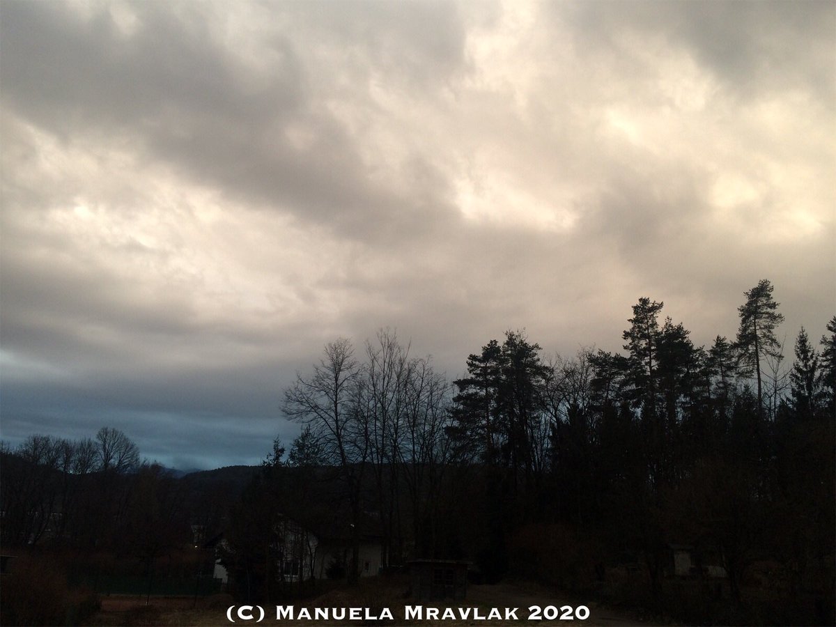 ManuelaMravlak's tweet photo. When I came home today, I noticed this particular glow and of course I had to hold on to it:
I love this special blue that joins the dark. Here in beautiful Carinthia | Austria 🇦🇹❤️.~ MMyLife #myphoto #Photography #Sky #Clouds #DarkSky #MagicalBlue @ThePhotoHour @StormHour 💙✨ https://t.co/9EQ4g1U57Y