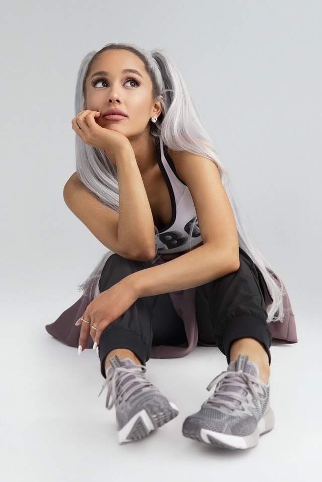 ArianatorFallen's tweet photo. Platinum hair need to make a comeback https://t.co/Mr1D0EMvuC