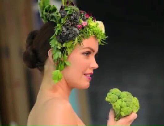 BYoungWeb's tweet photo. So, according to my Facebook memories, Bellamy Young wore veggies on her head four years ago. What a throwback. #VeggieHead ๐ฅฆ https://t.co/k7hwBbpC30