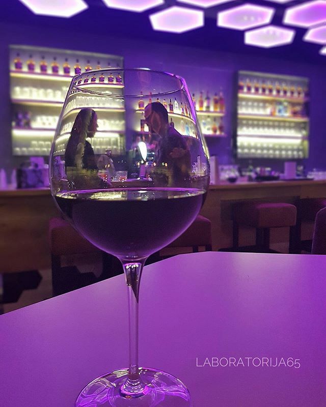 _laboratorija_'s tweet photo. In vino veritas 🥂
#tijahemija #lab65 https://t.co/ip0yB5LlJn