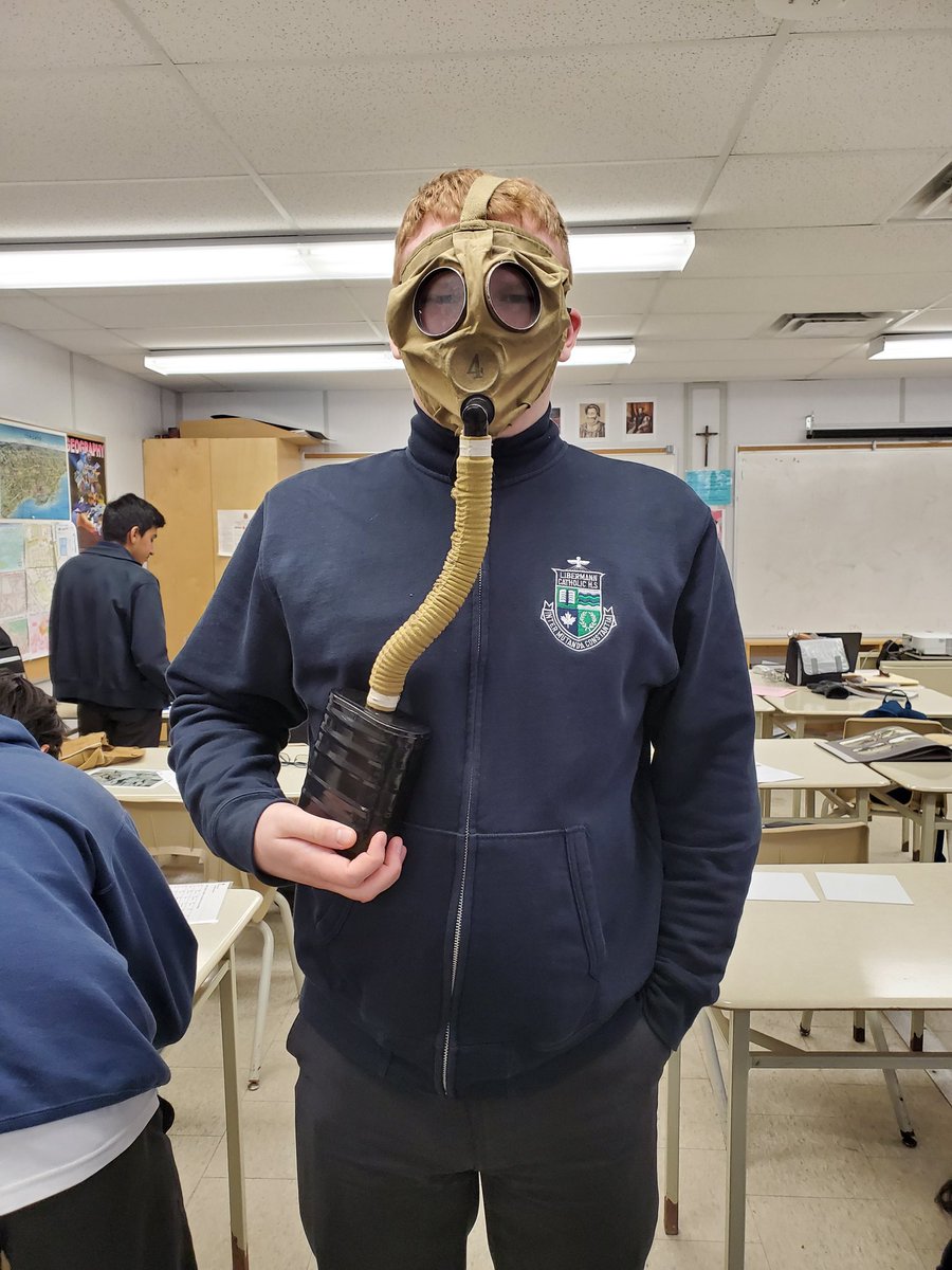 dimillo82's tweet photo. @LibermannCHS Grade 10 history students applied their knowledge of WWI to examine artifacts from @CanWarMuseum https://t.co/CQp5BPhpKl