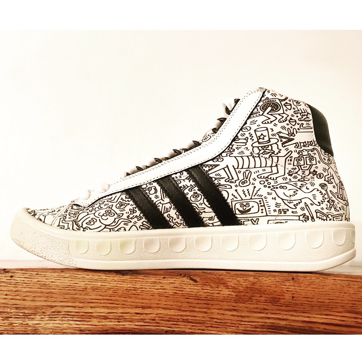 Keith Haring Foundation on Twitter: "Jeremy Scott X Keith Haring Adidas  collab. 2006...SUPER early to the collab game. 🖤🤍🖤🤍🖤🤍🖤🤍 #keithharing  #haring #jeremyscott #adidas #adicolor #sneakers #sneakerhead #collab  https://t.co/o4rg488NNl" / Twitter
