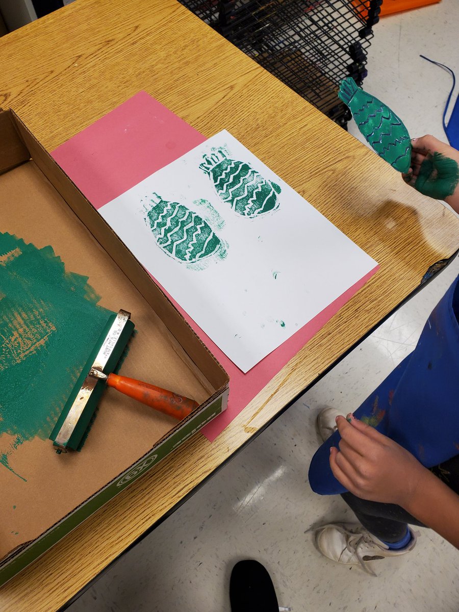 BrownleeAmanda's tweet photo. 2s are styro-printing plants with textures! A little messier than planned but the results are making them 😍😍 printing! #kseart #cobbartrocks @KSpringsLions https://t.co/v5dadbK4I5