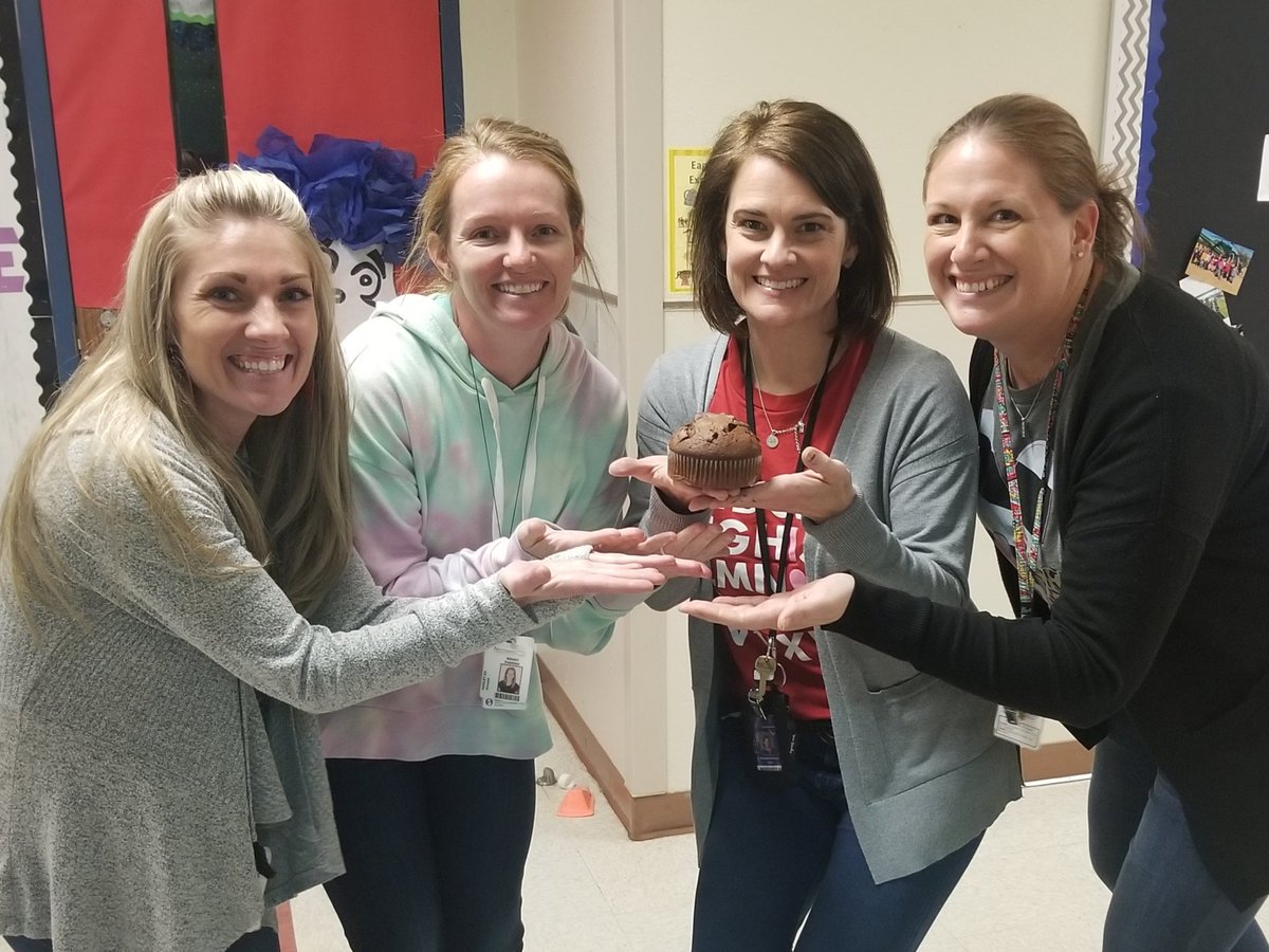 KatieCline2's tweet photo. Thank you for the muffins and jeans!! We 💖 Haslet!!  #hasletspreadsthelove @HasletElem @wnparrish @smileymandy3 @schank_marie https://t.co/KK5R4pF2Bi