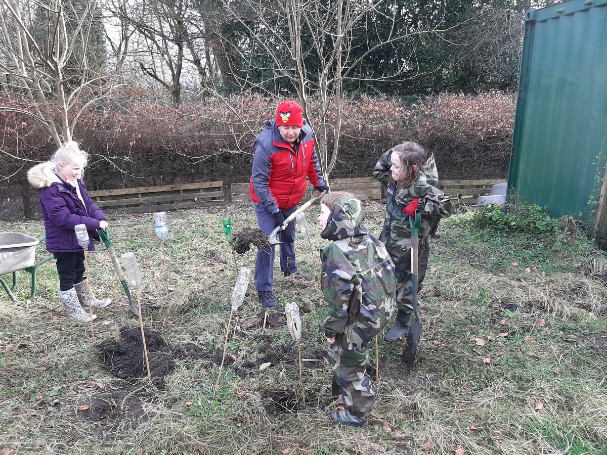 Working hard digging a pond today in the Incredible Edible Heaton Park community garden.
<a href="/IEHeatonPark/">IEHeatonPark</a>

#heatonpark #outsideeducationuk #community #homeeducation #incredibleedibleheatonpark