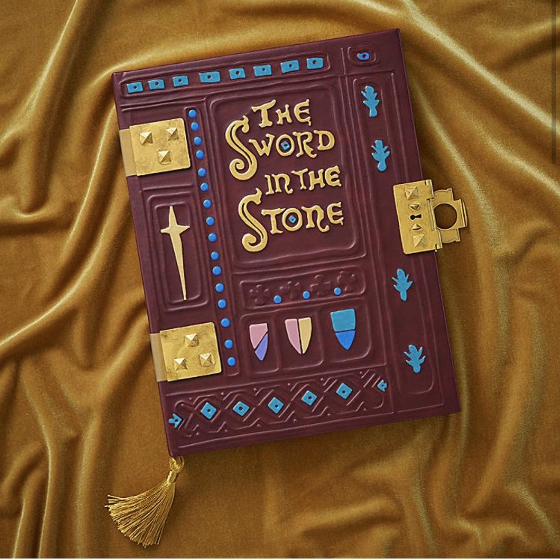 DLifestylers's tweet photo. These amazing Disney journals are now available online at @shopdisney Link in our story! Thanks to @dizthrubrowneyes and @lostboy81 for pic #disneyjournal #disneynotebook #disneydesk #disneyoffice #disneyprincess #disneydecor #disneyhome #snowwhite #cinderella https://t.co/5EUhJYZab3