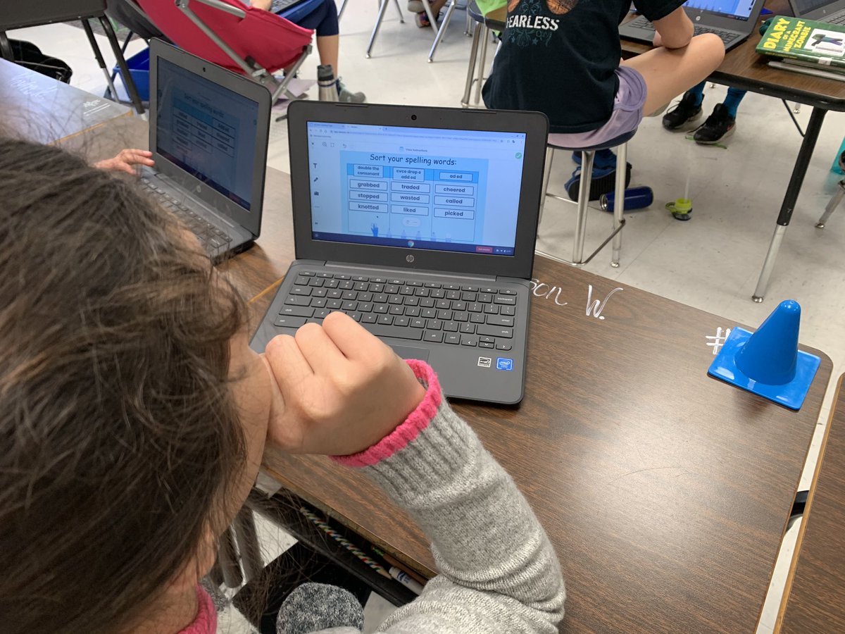 TechCoachRobles's tweet photo. Students in @ACMcClenan 3rd grade class @NISDBeard are practicing Words Their Way using @Seesaw on Chromebooks. Students had to come up with their own column titles after categorizing -ed words! Nice challenge! This will make a great station! #nisdlegends https://t.co/tCXiVMIdKJ