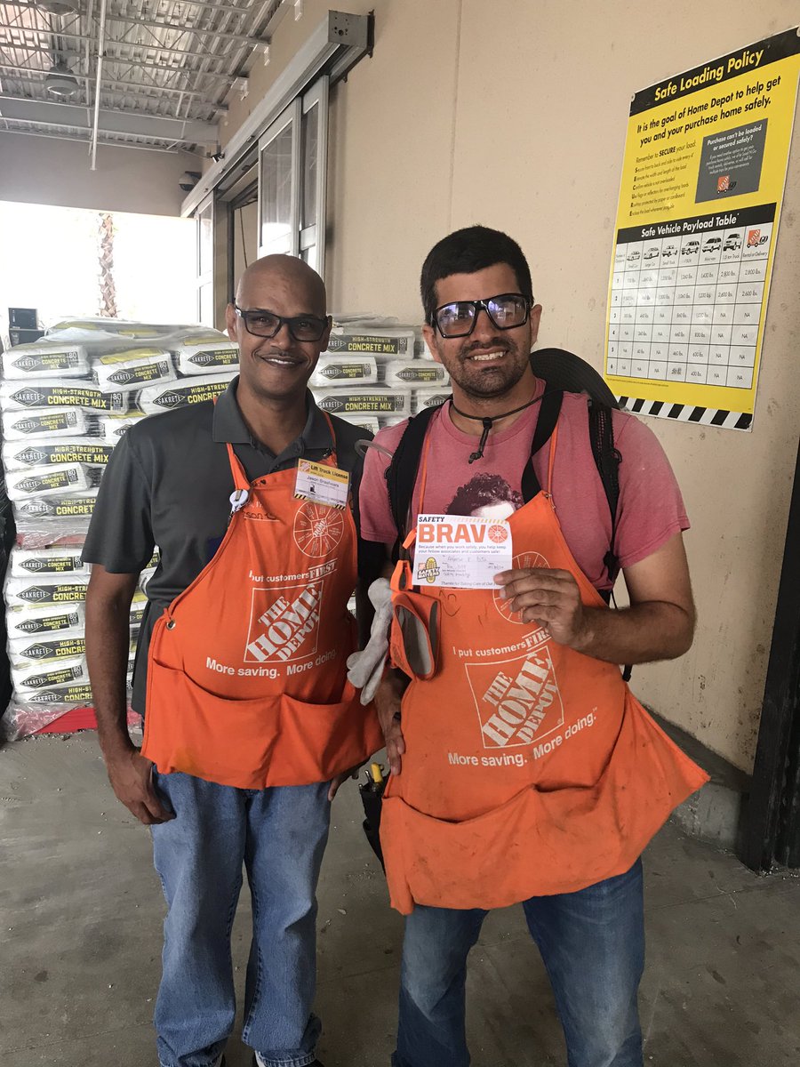 THD_AP_D154's tweet photo. Recognizing D96 Associate Alfonso with a #SafetyBravo during #APSprint Monday! #InFocus #SafetyIsPersonal #CaughtOrangeHanded @a_2da_j @Homedepot_6379 @paddleboardjlc @DavidRomanHD https://t.co/nGIGfFuzKq
