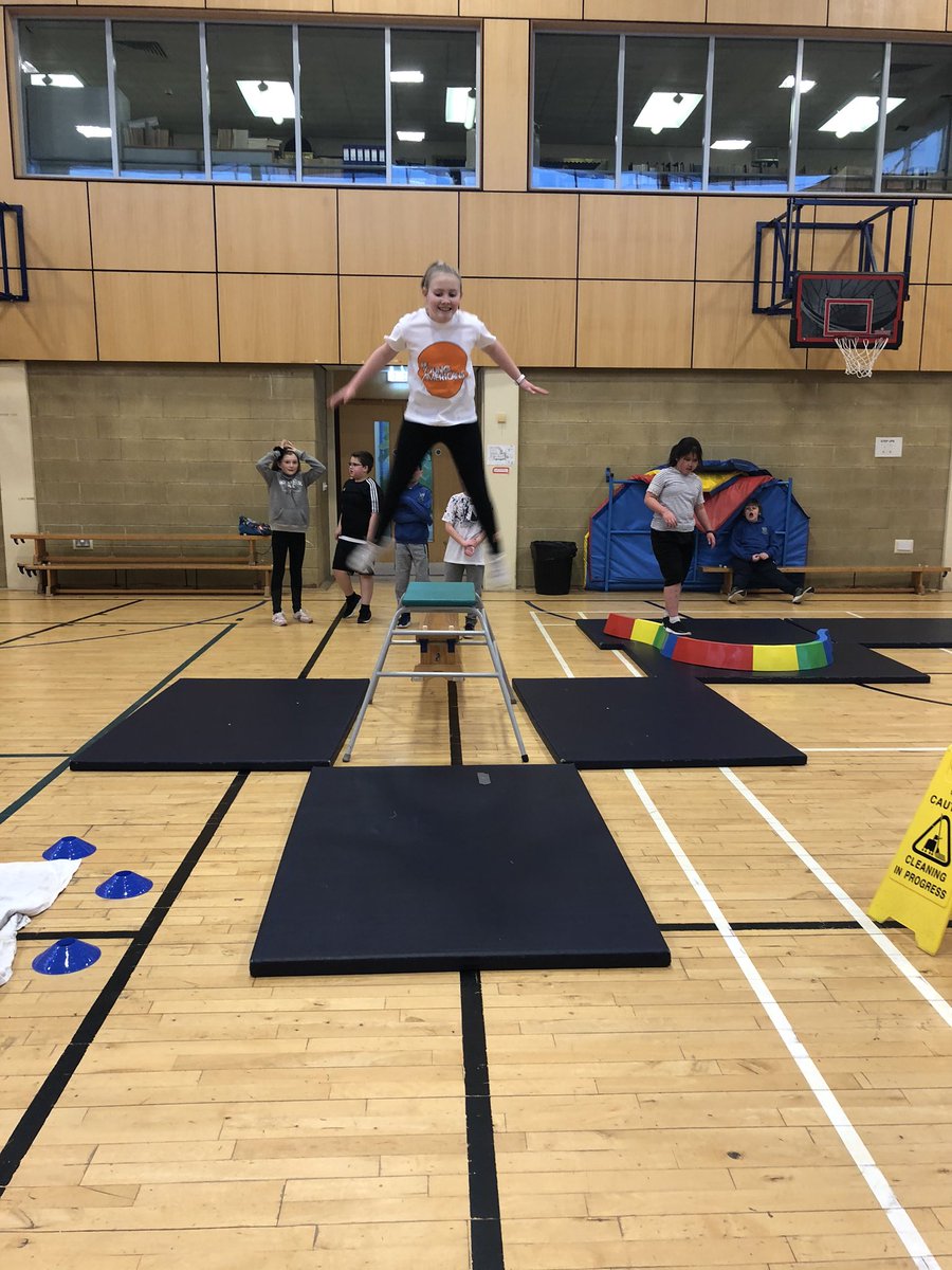 DeanburnPS_P4_3's tweet photo. Some fantastic shots of gymnastics with Miss McKelvie today! #HWB #focusedminds https://t.co/Hoih7Gqzzx