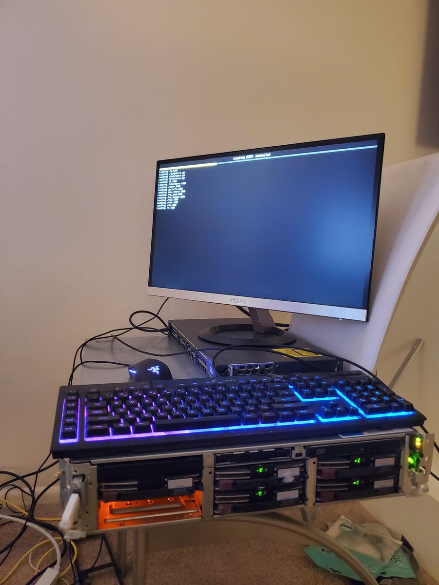 GeekyHomeLab's tweet image. Chapter 1
Old HP Proliant DL380 G4 came in today. Will be messing around with it until tonight, when I should be picking up an R805 and getting into something more serious.

Note to self: Never throw away old keyboards.

#homelab #sysadmin #project #server #testing #selfhosted