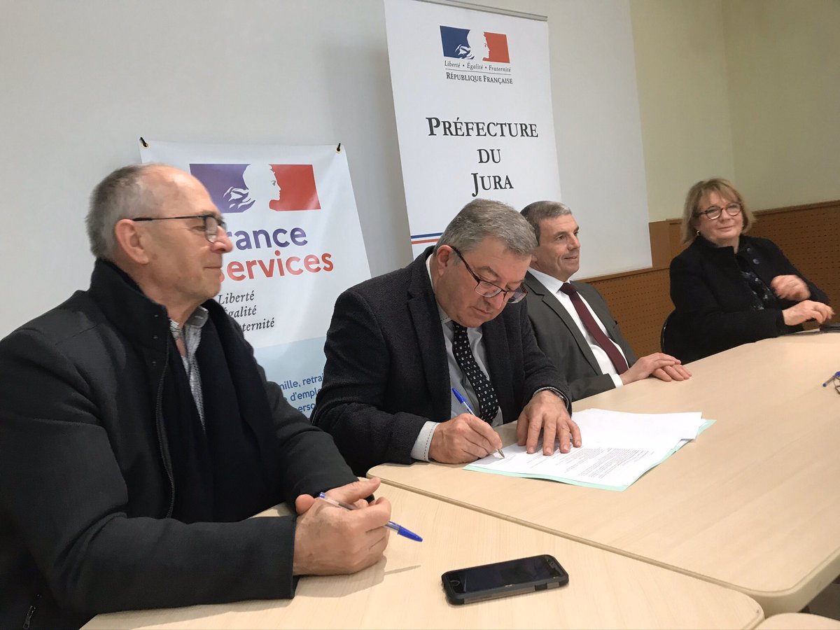 #poleemploi #Jura . Signature ce jour à Beaufort Orbagna de la convention départementale espaces #FranceServices entre Mr le préfet du #jura ,les présidents des EPCI et les représentants des services partenaires.5 premières structures labellisées