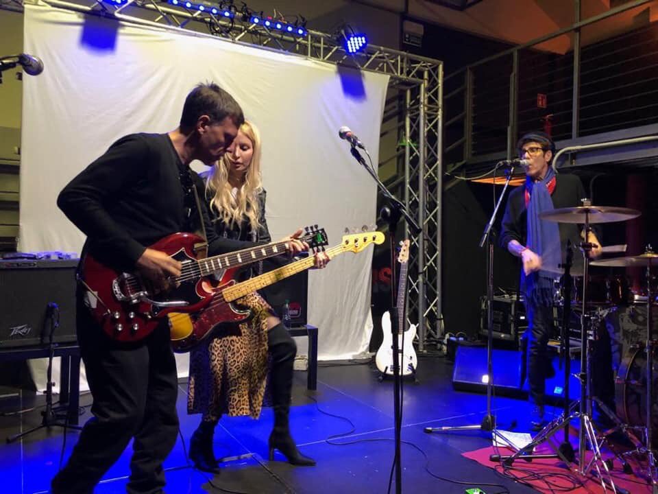 Marti_Barbirato's tweet photo. #rocknrollnight #memories #rockabilly #night #rock @officialslimjim with @thejennievee & @BrandoInfo #slimjimphantom #straycats #jennievee #EODM #Brando #BoppinKids #GoWild 🔥🤟🏻😎🎶✨😍 https://t.co/nRt8A9JdRP